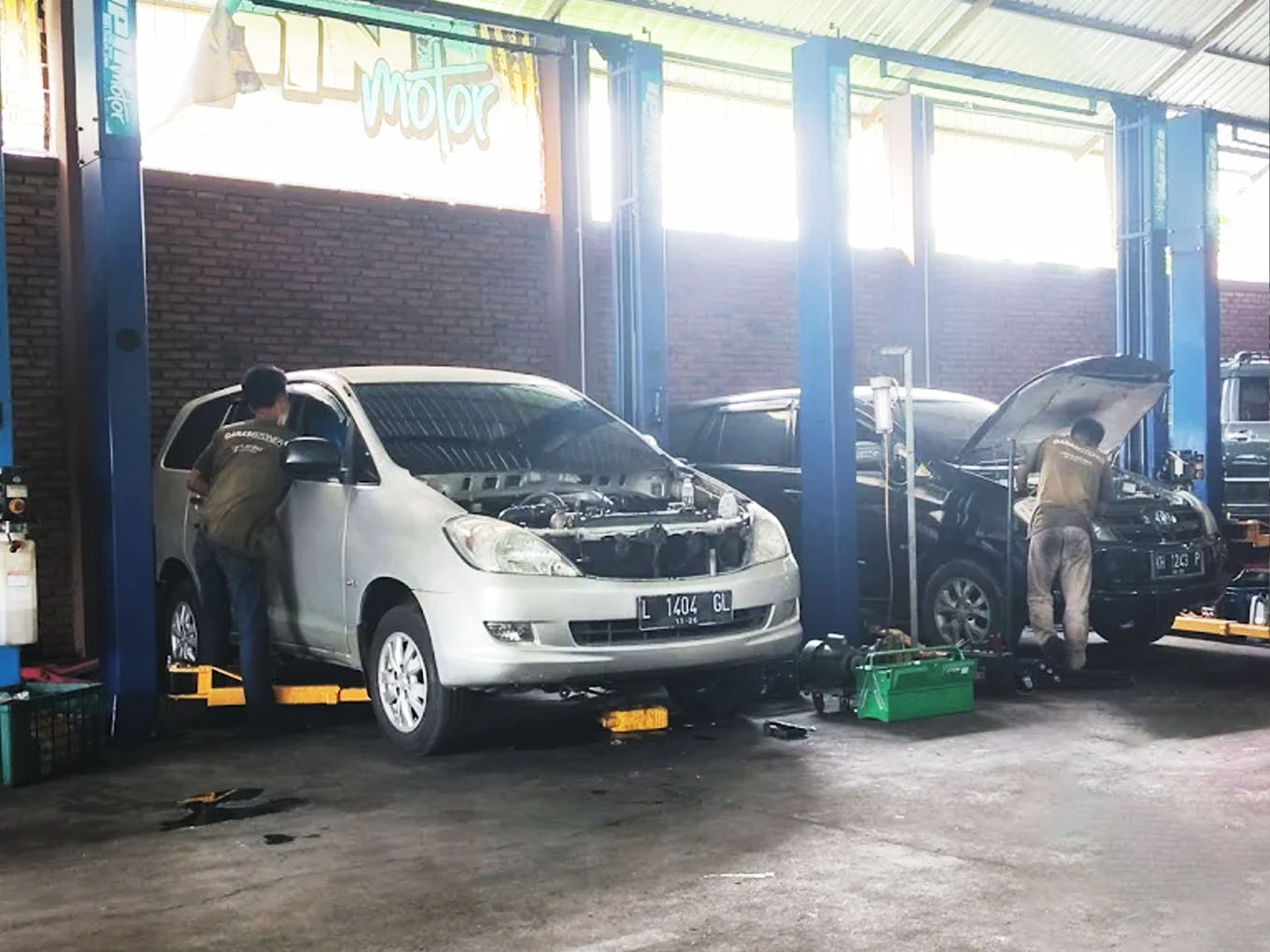 Proses pengecekan kendaraan di UD. Sura Subur